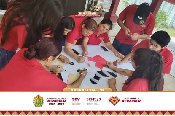 Alumnos dibujan mascota UPAV en plano cartesiano